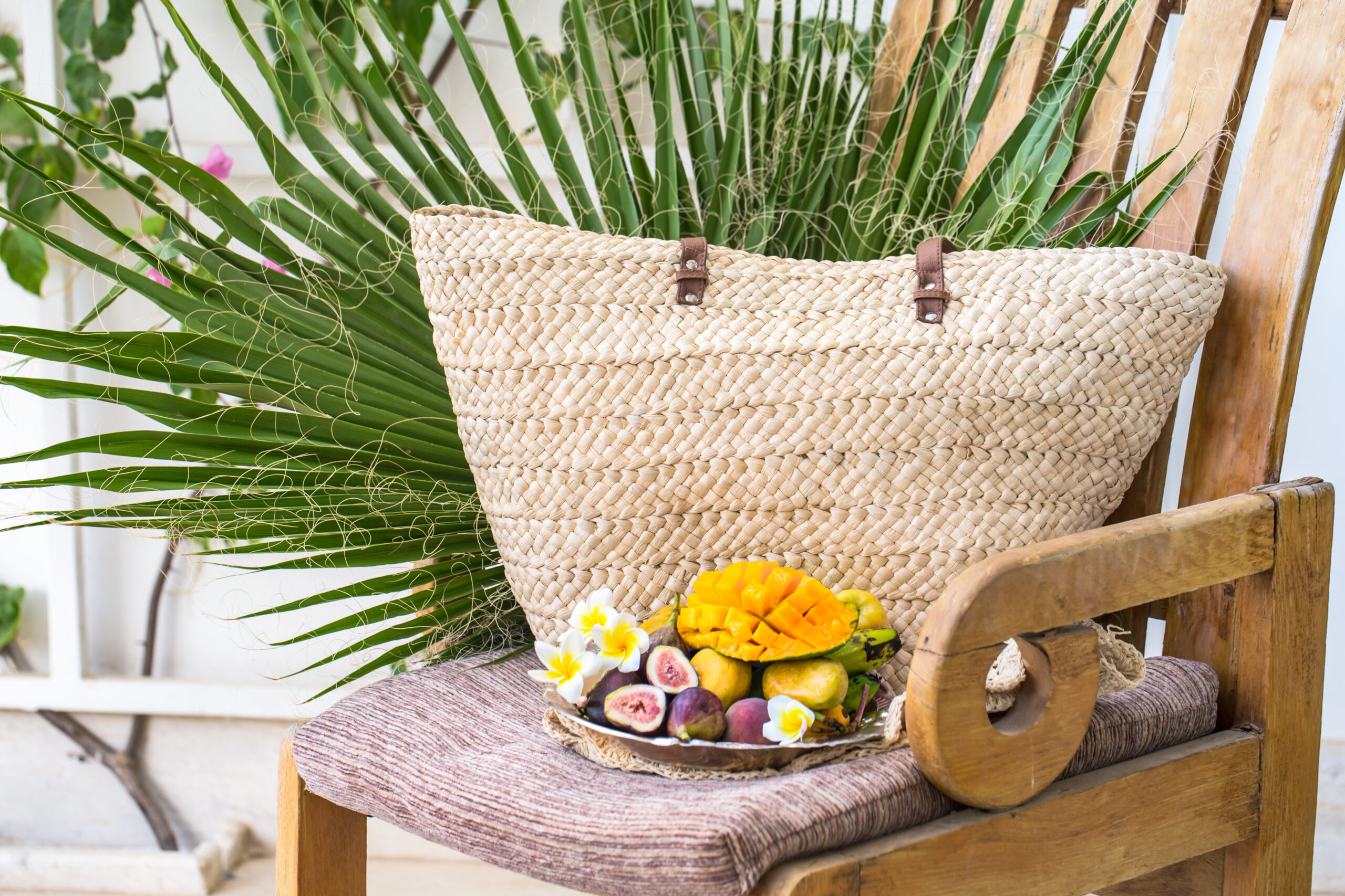 Plate with assorted fruits, sliced mango. Stands on a wooden chair next to a large wicker basket and palm leaves SSUCv3H4sIAAAAAAAEAJ2Ry27DIBBF95X6DxZrWzJ2Epn8StTFGLCNQiDi0SqK/O/lYSrW3THnMo878/78aBo0gxUUXZt3jEIspPTWGXBCq4D79uCGK8ZNTTgTThsBsoYzOLopePAAlZcy4j2JyDpw3nIbmx2IguNrqJHhX4k80S3HTRGSGDKChFBbMevnxAra239n5sdXcQMrV/SVBq6MGC45ZCO3/BXdfxw3j9oaeCZ05epbU5Dxw1hVehpBhVqrNO22tOWSRrVXzsQR0IBJGR5JrZ8wy7jlJZTlhW9gbchghVe9aDirflStlHbJw7ESxMIxYojHoScYEzxcyHkkeDqjckBN74LVLvNNNxEk86q4YKkSmeZLP9KOjCfoTniZuqkfWLeMfJoI4IXOEHa//wIVvHkcigIAAA==